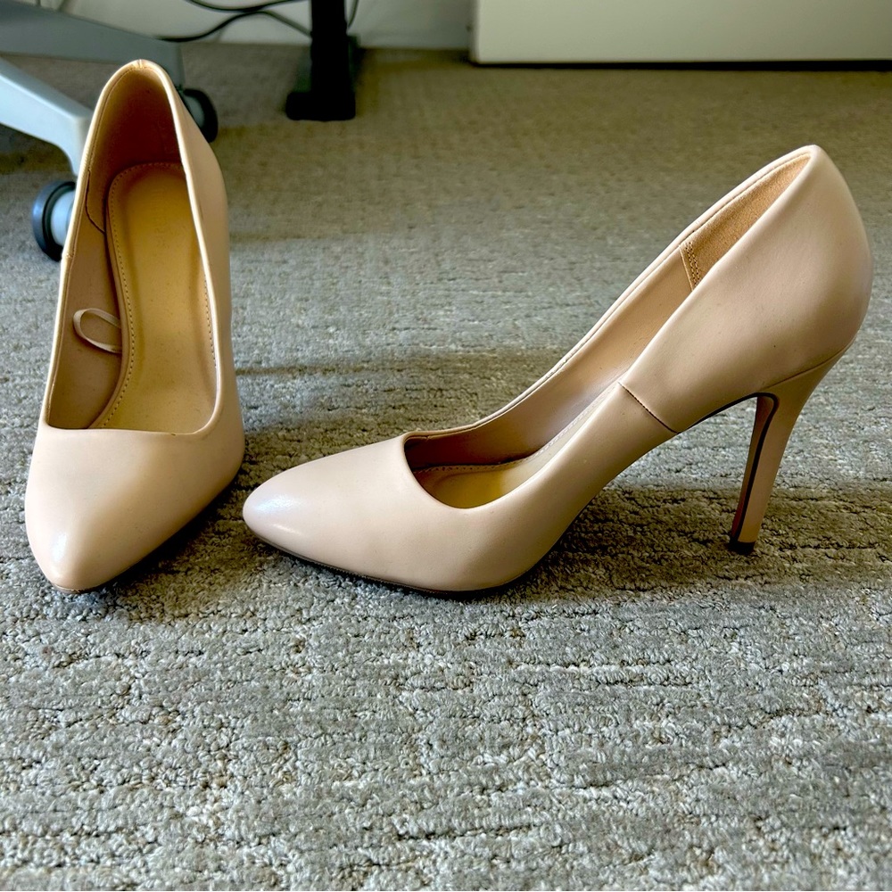 Beige heels, size 8, very comfy, never worn because ended up not being my size!